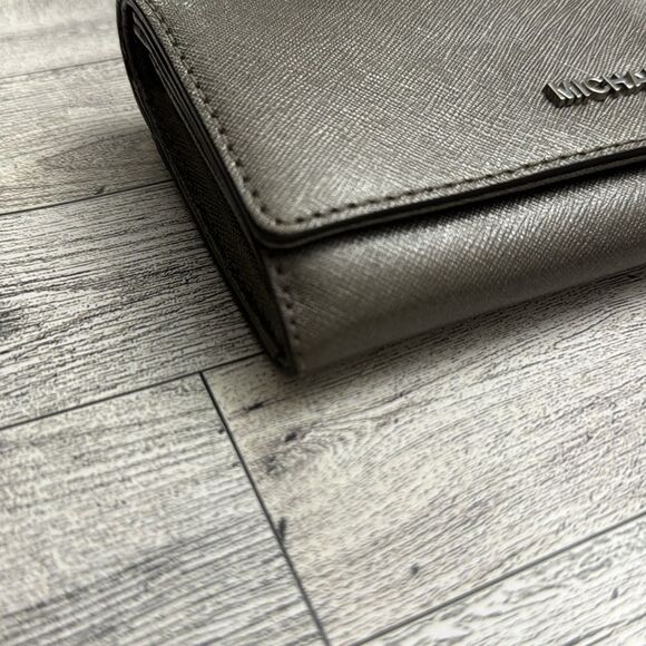 Michael Kors Jet Set Large Saffiano Leather Snap-Front Wallet - Picture 4 of 12